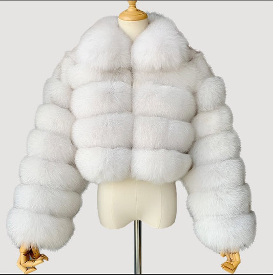 Manteau court en fausse fourrure avec détails en fourrure de renard